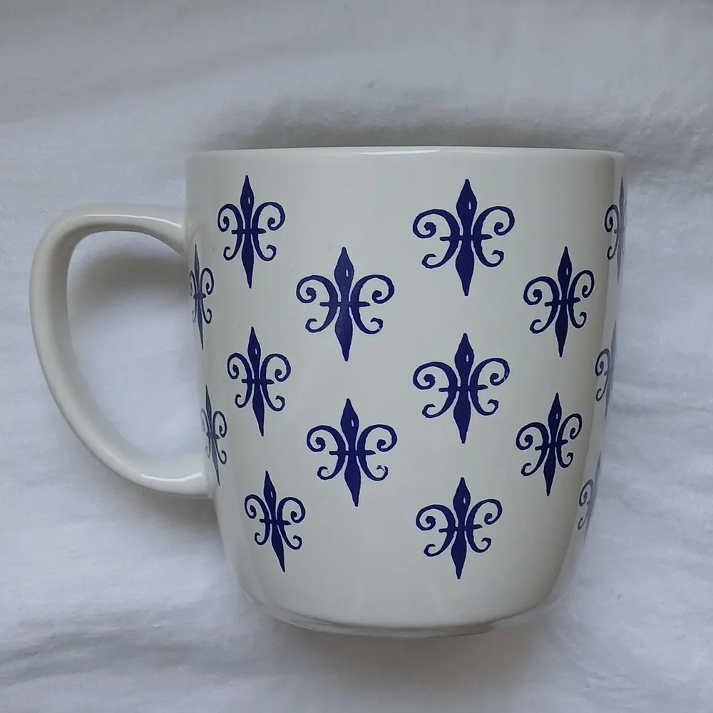 Sur La Table Stoneware Mug Fleur-de-Lis Pattern White Blue 14 oz